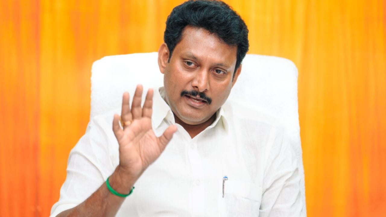 இவரது குடும்பம் அரசியல் பின்புலம் உடையதால் அரசியல் மீது ஏற்பட்ட ஆர்வத்தின் காரணமாக திராவிட முன்னேற்றக் கழகத்தில்  அன்பில் மகேஷ் பொய்யாமொழி இணைந்தார்.அப்போது,  அவருக்கு  திமுக இளைஞரணி மாநில செயலாளர் பதவி வழங்கப்பட்டது.  இந்த பதவியில் கடந்த 2014 முதல் 2019- ஆம் ஆண்டு வரை இருந்தார். இதனிடையே, கடந்த  2016- ஆம் ஆண்டு நடைபெற்ற சட்டமன்றத் தேர்தலில்  திருவெறும்பூர் தொகுதியில் அன்பில் மகேஷ் பொய்யாமொழி களம் இறக்கப்பட்டார்.