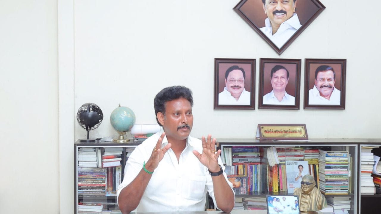 திமுக அமைச்சரவையில் பள்ளிக் கல்வித் துறை அமைச்சராகவும், திமுகவின் முக்கிய இளம் தலைவர்களில் ஒருவராகவும் இருந்து வருபவர் அன்பில் மகேஷ் பொய்யாமொழி. இவர், கடந்த 1977- ஆம் ஆண்டு டிசம்பர் 2- ஆம் தேதி அன்பில் பொய்யாமொழி- மாலதி தம்பதிக்கு மகனாக பிறந்தார். இவரது தந்தை அன்பில் பொய்யாமொழி திராவிட முன்னேற்றக் கழகத்தின் முன்னாள் சட்டமன்ற உறுப்பினர் ஆவார். இவரது தாத்தா அன்பில் தர்மலிங்கம் திமுகவின் முன்னாள் அமைச்சர் ஆவார்.