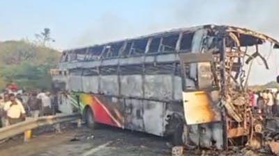 கோர விபத்தில் 10 பேர் பலி.. எரிந்து சாம்பலான பேருந்து