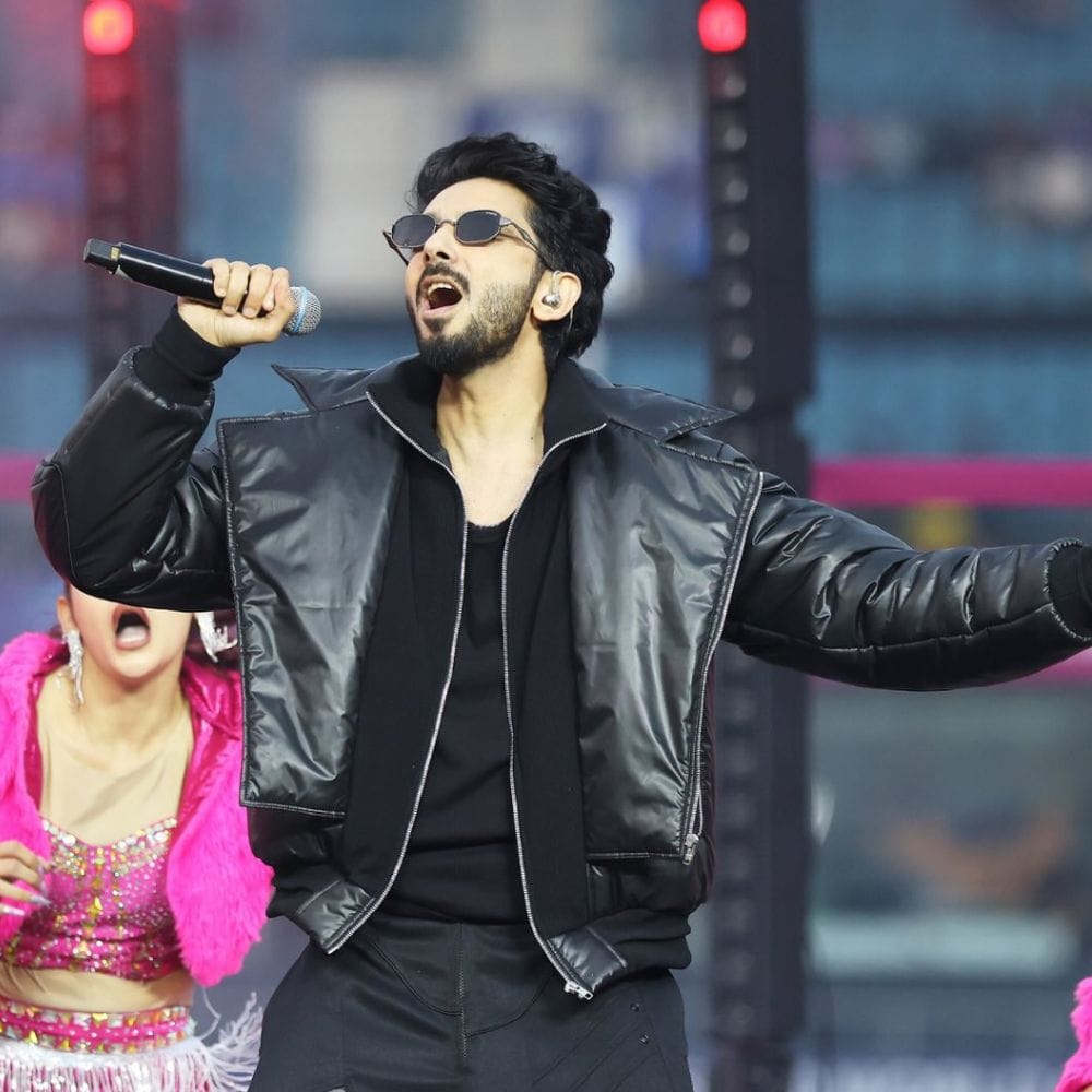 இசையமைப்பாளர் அனிருத் தமிழில் தளபதி விஜய் முதல் சூப்பர் ஸ்டார் ரஜினிகாந்த் வரை, பல உச்ச நடிகர்களின் இசையமைப்பாளராக பணியாற்றியிருக்கிறார். இதன் மூலமாக பல ஹிட் பாடல்களையும் இவர் கொடுத்திருக்கிறார். இவரின் பாடல்கள் ஒருபோதும் மக்கள் மத்தியில் வெறுக்கப்பட்டதில்லை என கூறலாம்.