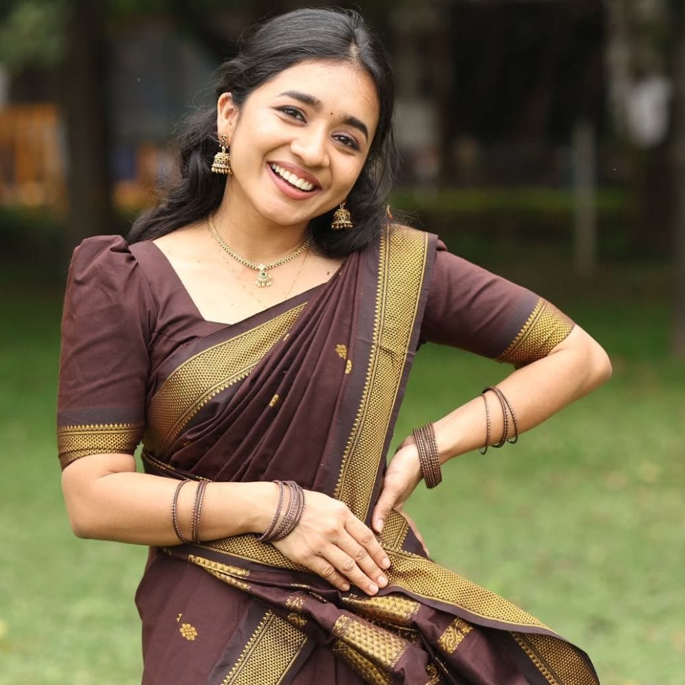 மலையாள சினிமாவின் மூலம் நடிகையாக சினிமாவில் நுழைந்தவர் நடிகை அனிஷிமா அனில்குமார். இவர் கடந்த 2023ம் ஆண்டு பூவன் என்ற படத்தின் மூலம் சினிமாவில் அடியெடுத்து வைத்த நிலையில், தற்போது தொடர்ந்து பெரிய படங்களிலும் நடித்துவருகிறார். இளம் வயதிலே திரைப்படங்களில் கதாநாயகியாக நடிக்க தொடங்கி, மக்கள் மத்தியில் பிரபலமானவராக இடம்பிடித்துள்ளார். 