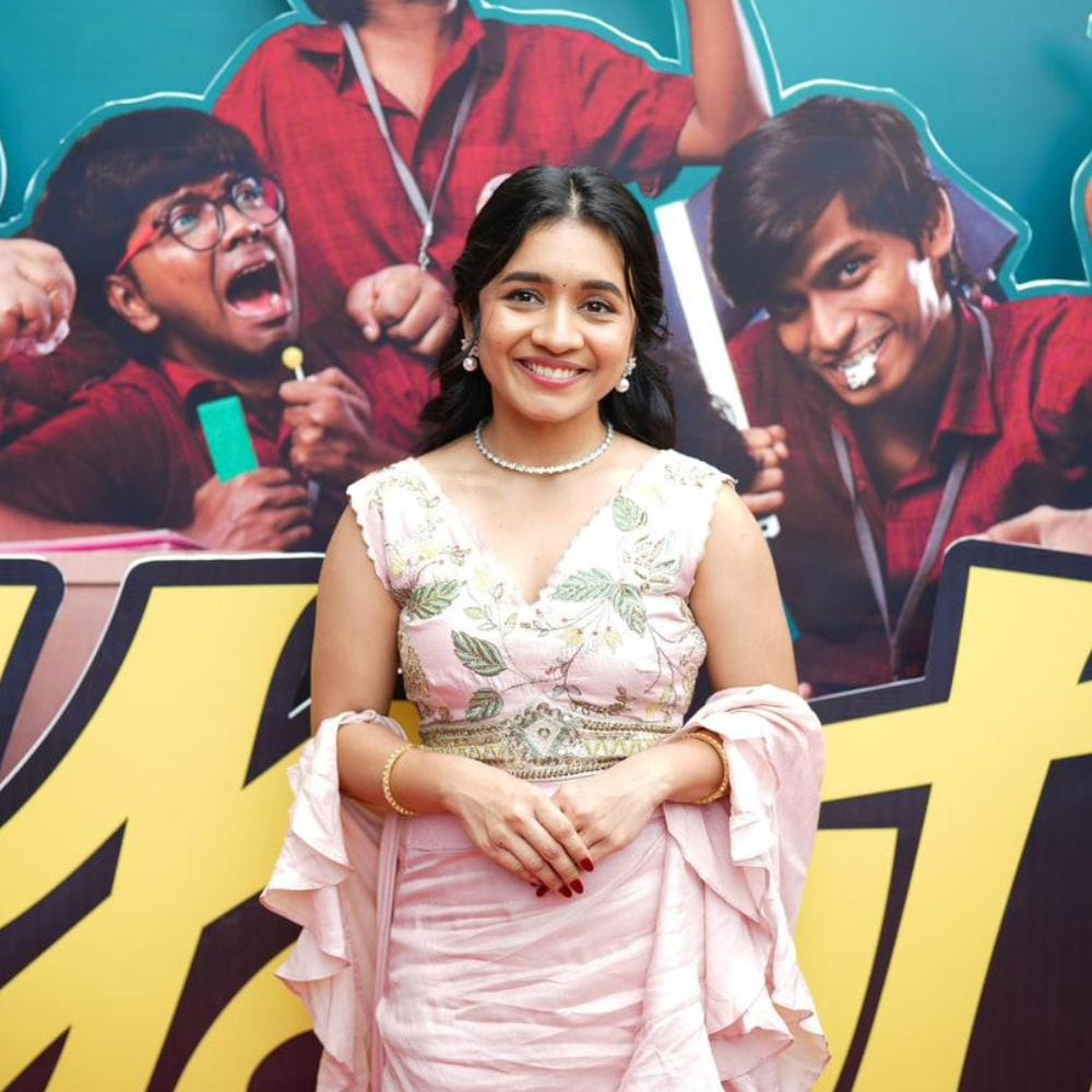 மேலும் பேசிய அவர் , கென்னுக்கு இப்படத்தில் நடிக்க வாய்ப்பு கொடுத்ததற்காக நன்றி சொல்லிக்கிறேன். நான் ஜி.வி.பிரகாஷ் சாரின் ரசிகை. நான் என் வீட்டில் அவரின் ஆடுகளம் பாடலுக்கு நடனமாடியிருக்கேன். இப்போது அவரின் பாடலுக்கு யூத் படத்தில் நடனமாடுகிறேன் என ரசிகையாக உணர்ந்த தருணம் பற்றி பேசினார்.