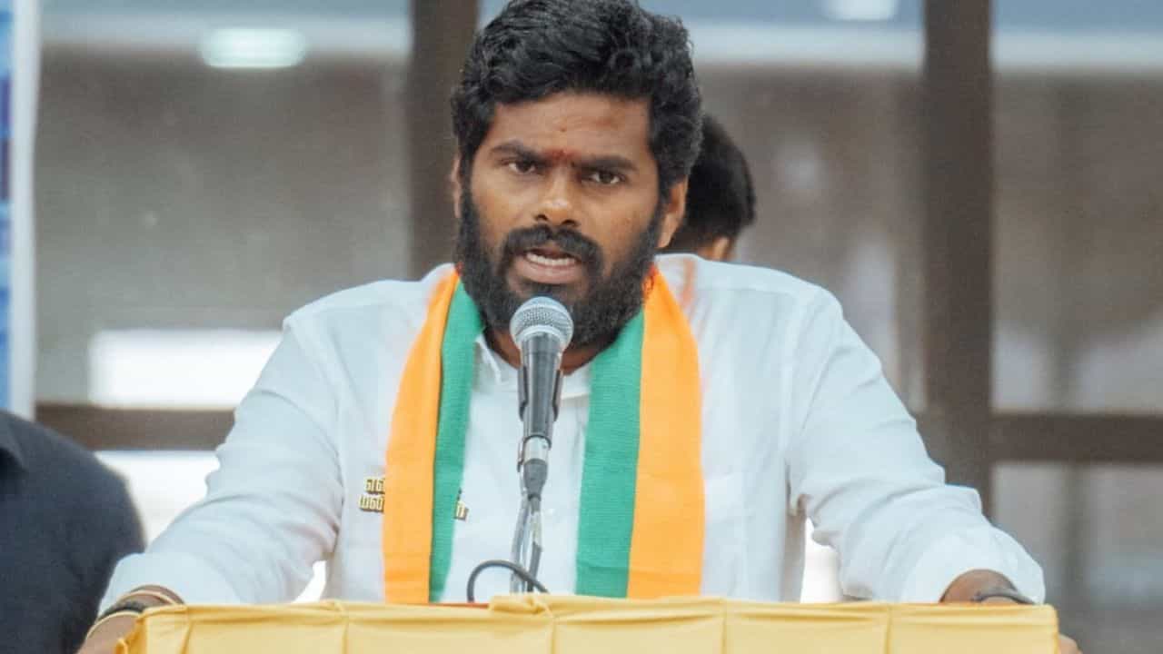 கரூர் சம்பவத்தில் காட்டிய வேகம் ஏன விளாத்திகுளம் சம்பவத்தில் காட்டவில்லை - அண்ணாமலை கேள்வி.. கரூர் சம்பவத்தில் காட்டிய வேகம் ஏன விளாத்திகுளம் சம்பவத்தில் காட்டவில்லை - அண்ணாமலை கேள்வி..