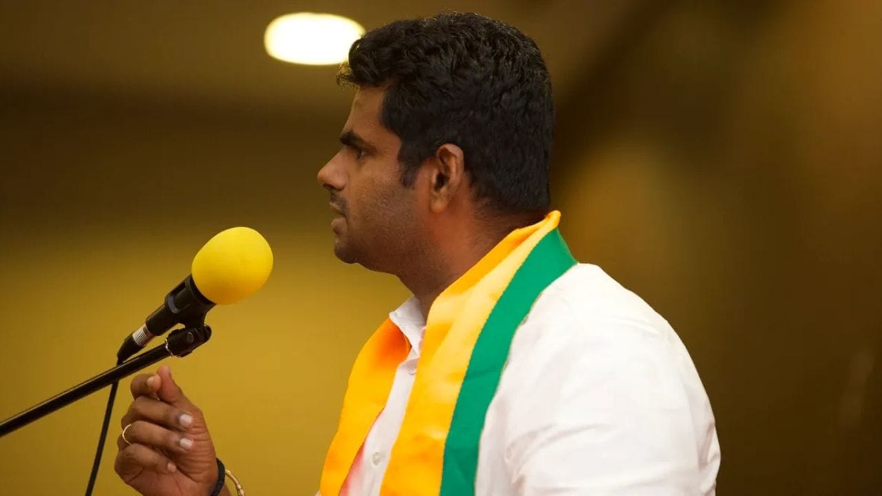 தமிழக பாஜகவின் மாநில தலைவராக இருந்து வந்தவர் கே. அண்ணாமலை. இவர், 1984- ஆம் ஆண்டு ஜூன் 4- ஆம் தேதி குப்புசாமி-பரமேஸ்வர் தம்பதிக்கு மகனாக பிறந்தார். ஐபிஎஸ் அதிகாரியான இவர், அந்த பதவியை ராஜினாமா செய்துவிட்டு கடந்த 2020- இல் பாஜகவில் இணைந்தார். 2021- ஆம் ஆண்டு பாஜக தலைமை பதவி அவரை தேடி வந்தது. முதல்வர் மு. க. ஸ்டாலின் தலைமையிலான திமுக அரசை பல்வேறு விதமாக விமர்சனம் செய்ததது, அதிரடி பிரஸ்மீட், அதிரடி நடவடிக்கை ஆகியவற்றால் அரசியல் களத்தில் தவிர்க்க முடியாத நபராக தடம் பதித்தார் அண்ணாமலை. ஆனால், திடீரென பாஜக தலைவர் பதவியில் இருந்து நீக்கப்பட்ட அண்ணாமலைக்கு தேசிய அரசியலில் பொறுப்பு வழங்கப்படும் என்று பரவலாக பேசப்பட்டு வந்தது. ஆனால், தற்போது வரை அவருக்கு எந்தவிதமான பொறுப்புகளும் வழங்கப்படவில்லை.