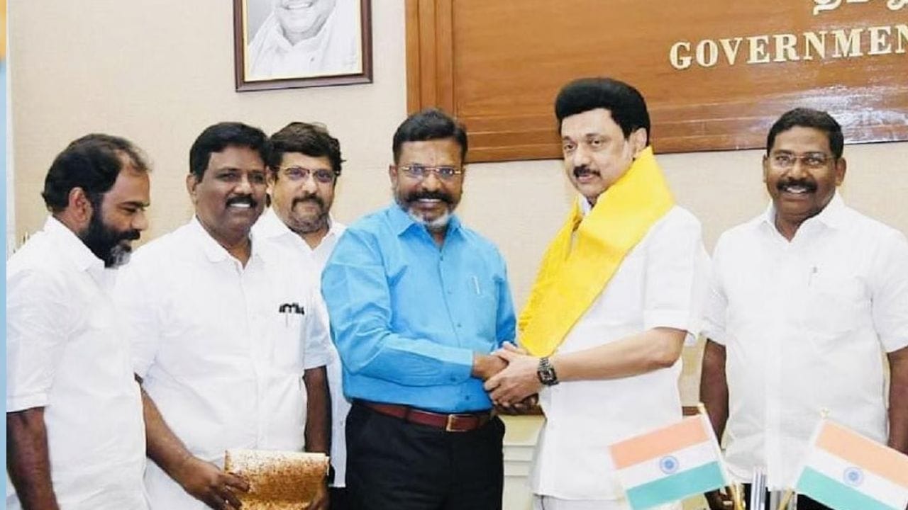 திமுக கொடுக்கும் 5 தொகுதிகளை திருமாவளவன் நிச்சயம் ஏற்க மாட்டார். திமுக கூட்டணியில் இருந்து திருமாவளவன், கம்யூனிஸ்டு கட்சிகள் வெளியேற வாய்ப்புள்ளது. திமுக கூட்டணியில் மாற்றம் வருவதற்கு வாய்ப்பு உள்ளது. தேர்தலுக்கு முன்பு நிறைய மாற்றம் வரும். பொது எதிரியை வீழ்த்துவதற்கு அனைவரும் ஒன்று சேர்வது தமிழக அரசியலில் நடந்துள்ளது. தேர்தலுக்கு முன்பு வரை கடைசி நேரத்தில் கூட திருப்பம் ஏற்பட்டுள்ளது.