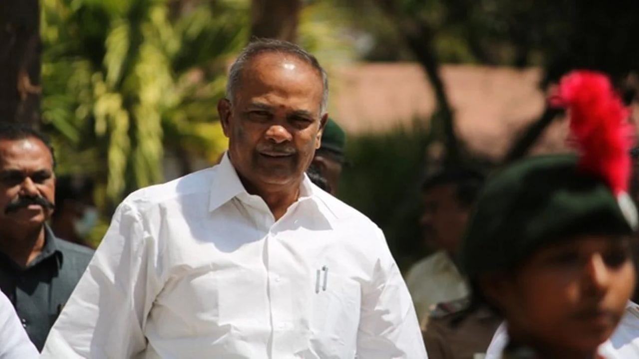 தமிழக சட்டப்பேரவை தலைவராக இருந்து வருபவர் மு. அப்பாவு. இவர், கடந்த 1952- ஆம் ஆண்டு ஜனவரி 20- ஆம் தேதி பிறந்தார். இவரது ஆரம்ப கால அரசியல் வாழ்க்கை ஜி.கே. மூப்பனார் தொடங்கிய தமிழ் மாநில காங்கிரஸ் கட்சியில் இருந்து தொடங்கியது. அப்போது, 1996- ஆம் ஆண்டு நடைபெற்ற சட்டமன்றத் தேர்தலில் அந்தக் கட்சியின் சார்பில் ராதாபுரம் தொகுதியில் களமிறக்கப்பட்ட அப்பாவு முதல் தேர்தலிலேயே தனது முத்தான முதல் வெற்றியை பதிவு செய்ததுடன், சட்டமன்றத்துக்குள் அடியெடுத்து வைத்தார்.