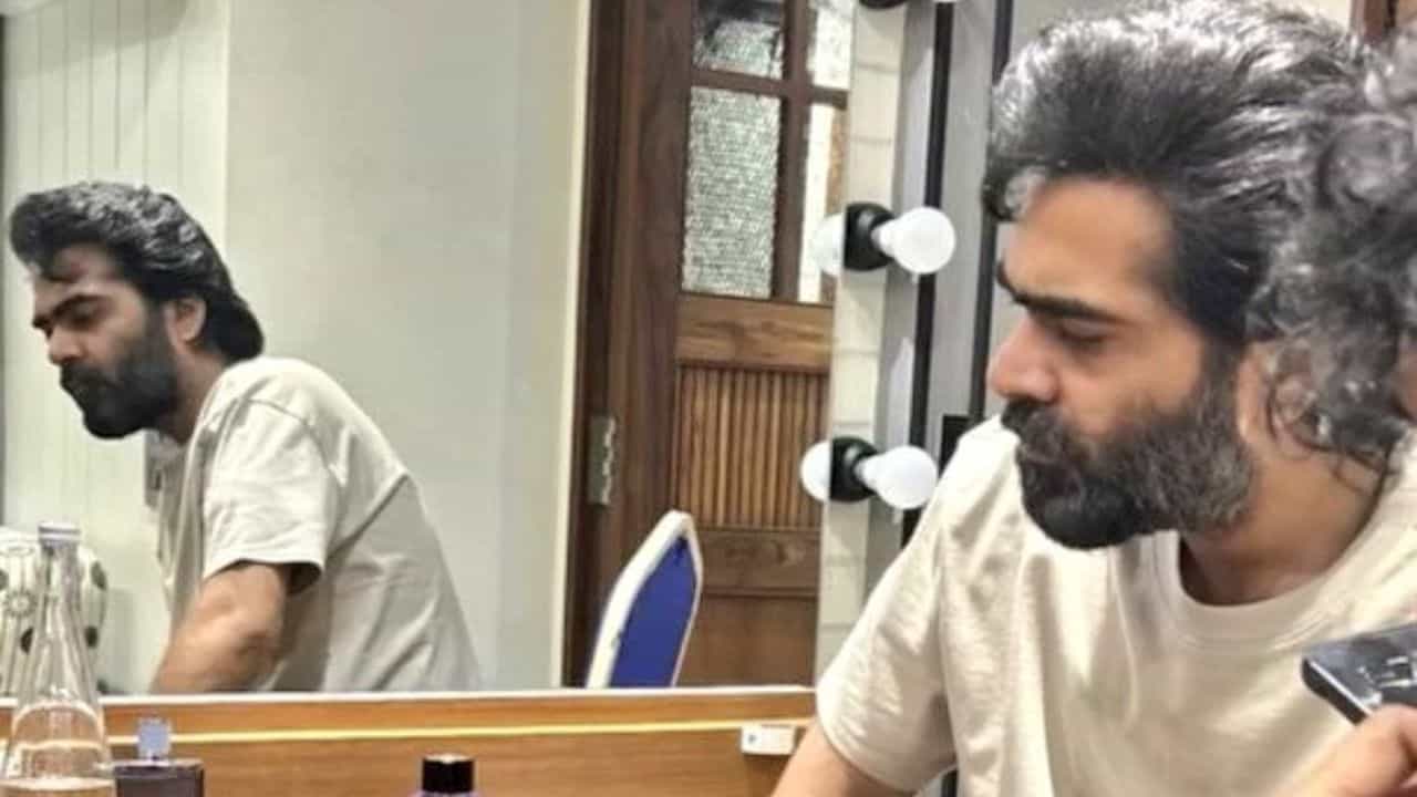 அரசன் படப்பிடிப்பு தளத்தில் சிம்பு... வைரலாகும் போட்டோஸ் அரசன் படப்பிடிப்பு தளத்தில் சிம்பு... வைரலாகும் போட்டோஸ்