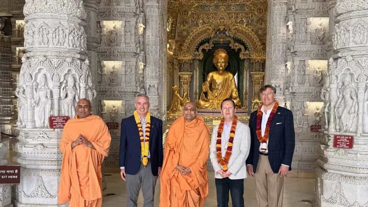 அக்ஷர்தாம் ஆசிரமத்தில் கோலாகலமான ஹோலி கொண்டாட்டம்.. அமெரிக்க தூதர் செர்ஜியோ கோர் பங்கேற்பு..