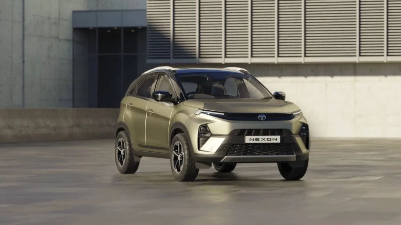 ஹேட்ச்பேக் பிரிவில், இந்த வசதியை வழங்கும் ஒரு சிறந்த தேர்வாக டாட்டா ஆல்ட்ரோஸ் (Tata Altroz) தனித்து நிற்கிறது. இந்த கார் அதன் உயர்தர வடிவமைப்பு மற்றும் உறுதியான கட்டுமானத் தரத்திற்காக பாராட்டை பெற்றுள்ள. இதில் ஆட்டோமடேட்டிக் கிளைமேட் கண்ட்ரோல் வசதியானது, இதன் நடுத்தர மற்றும் டாப் எண்ட் மாடல்களில் வழங்கப்பட்டுள்ளது. கூடுதலாக, இது டச் ஸ்கிரீன் இன்ஃபோடெயின்மென்ட் அமைப்பு மற்றும் ஆண்ட்ராய்டு ஆட்டோ மற்றும் ஆப்பிள் கார் பிளே போன்ற ஸ்மார்ட்போன் இணைப்பு வசதிகளுடனும் வருகிறது. பாதுகாப்பு விஷயத்திலும் இந்தக் கார் மிகச் சிறப்பாகச் செயல்படுவதால், இது குடும்பங்களுக்கு ஒரு நம்பகமான தேர்வாக அமைகிறது.