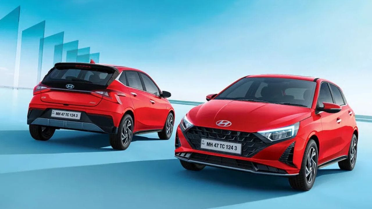 அதனைத் தொடர்ந்து ஹூண்டாய் i20 கார் அதன் நேர்த்தியான உட்புற வடிவமைப்பு மற்றும் நவீன தோற்றத்திற்காகப் பெரிதும் பாராட்டப்படுகிறது. இதன் தேர்ந்தெடுக்கப்பட்ட சில வேரியண்ட்களில் ஆட்டோமேட்டிக் கிளைமேட் கண்ட்ரோல் வசதியுடன் வருகின்றன. இது காரின் உட்புற வெப்பநிலை எப்போதும் சீராகவும் சமநிலையாகவும் இருப்பதை உறுதி செய்கிறது. கூடுதலாக, இது பல்வேறு உயர் தொழில்நுட்ப அம்சங்களையும் பாதுகாப்புத் தேர்வுகளையும் வழங்குகிறது. இதுவே இளைஞர்கள் மத்தியில் இந்த கார் மிகுந்த வரவேற்பைப் பெற்றிருப்பதற்கான முக்கியக் காரணமாகும்.