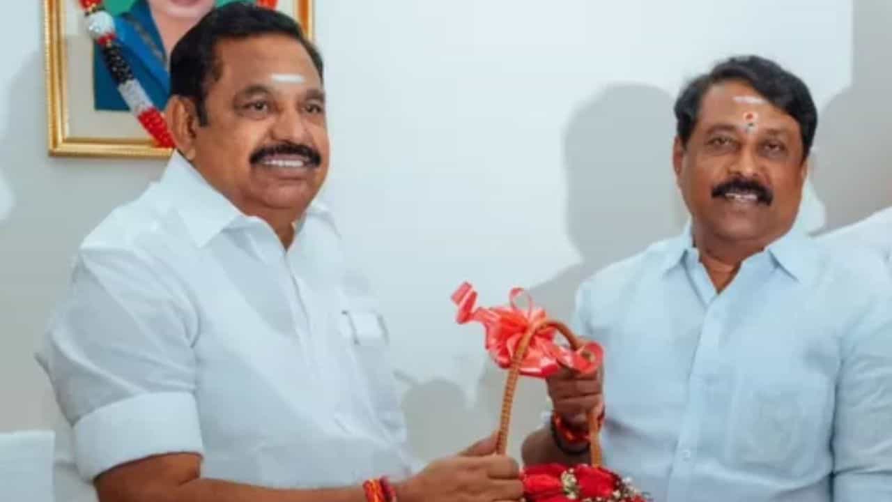 அதிமுக வெற்றிக்கு சாதகமான 5 தொகுதிகள்.. குறி வைத்து காய் நகர்த்தும் பாஜக.. நெருக்கடியில் எடப்பாடி! அதிமுக வெற்றிக்கு சாதகமான 5 தொகுதிகள்.. குறி வைத்து காய் நகர்த்தும் பாஜக.. நெருக்கடியில் எடப்பாடி!