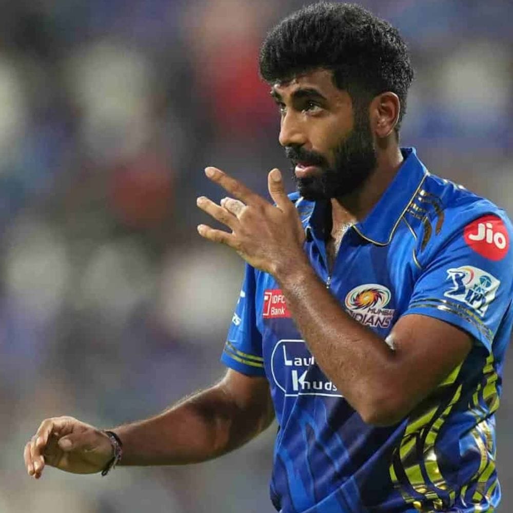 ஜஸ்பிரித் பும்ரா 145 இன்னிங்ஸ்களில் பந்துவீசி, 32 நோ-பால்களை வீசியுள்ளார். இதன்மூலம், ஐபிஎல் வரலாற்றில் அதிக நோ-பால்களை வீசியவர் இவரே. இந்த பட்டியலில் வேகப்பந்து வீச்சாளர் உமேஷ் யாதவ் 24 நோ-பால்களுடன் 2வது இடத்திலும், இஷாந்த் சர்மா 23 நோ-பால்களுடன் 3வது இடத்திலும் உள்ளனர்.