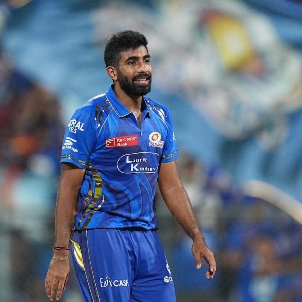 ஜஸ்பிரித் பும்ரா 145 இன்னிங்ஸ்களில் 183 விக்கெட்டுகளை வீழ்த்தியுள்ளார். மும்பை இந்தியன்ஸ் அணியின் மிகவும் வெற்றிகரமான பந்துவீச்சாளர் ஜஸ்பிரித் பும்ரா உள்ளார். ஆனால், ஐபிஎல்லில் பும்ரா வீசிய நோ-பால்கள் என்ற ஒரு மோசமான சாதனையாக உள்ளது.