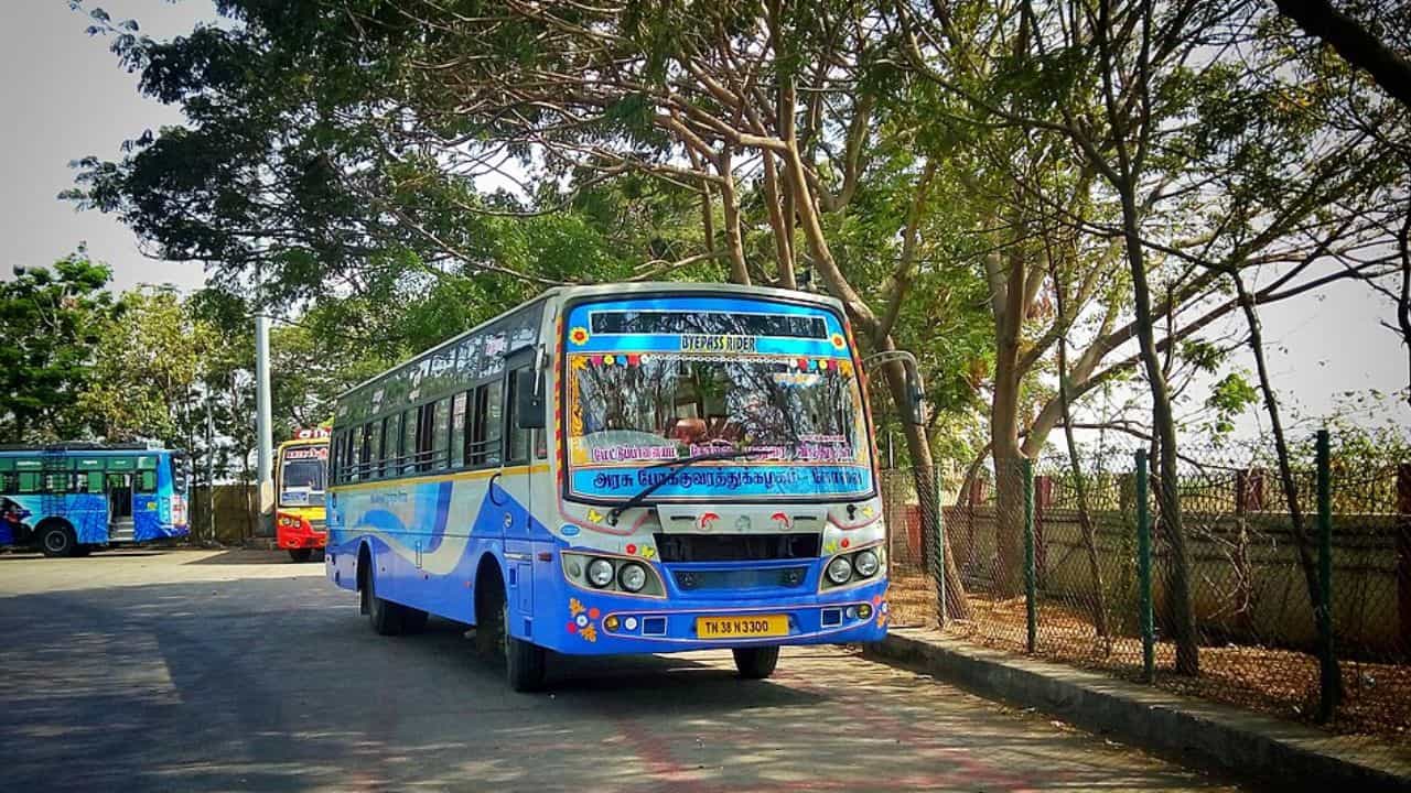 ஓடும் பேருந்தில் பாலியல் தொல்லை.. காவலரை செருப்பால் அடித்த கல்லூரி மாணவி.. திடுக் சம்பவம்..