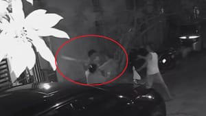 குப்பை கொட்டியதில் தகராறு… கிரிக்கெட் மட்டையால் தாக்கி காரை ஏற்றி கொல்ல முயற்சி! காலில் நரம்பு துண்டிப்பு! குப்பை கொட்டியதில் தகராறு… கிரிக்கெட் மட்டையால் தாக்கி காரை ஏற்றி கொல்ல முயற்சி! காலில் நரம்பு துண்டிப்பு!