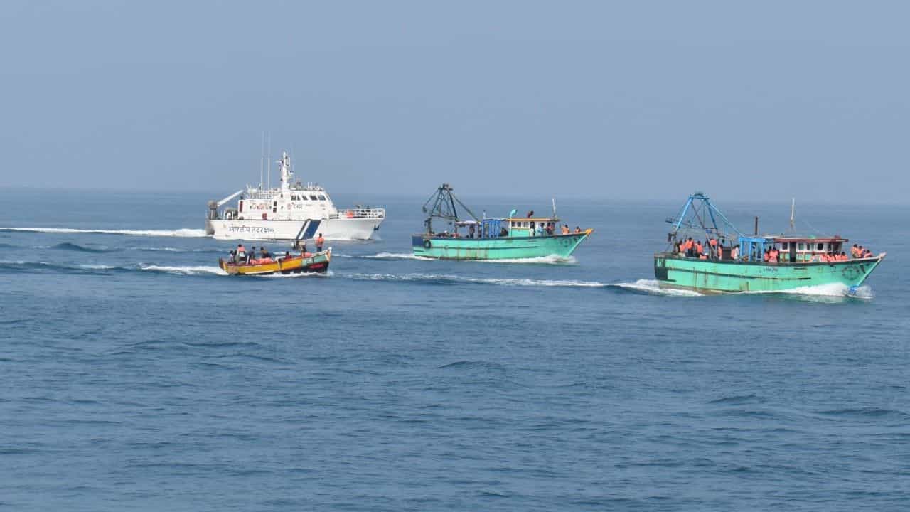 இந்திய எல்லைக்குள் நுழைந்த இலங்கை மீனவர்கள்... இருவரை கைது செய்த கடலோர காவல் படை!