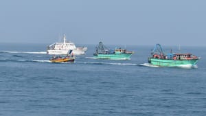 இந்திய எல்லைக்குள் நுழைந்த இலங்கை மீனவர்கள்… இருவரை கைது செய்த கடலோர காவல் படை!