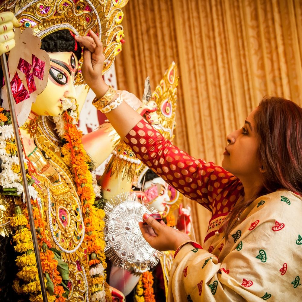 மகிஷாசுரன் என்ற அசுரனை வென்றதால் இந்தப் பெயர் பெற்றார்.
அவர் துன்புறுத்திய தேவர்கள் துர்கையை வேண்டினர்.
போர் செய்து அவனை அழித்தார் அம்மன்.
இதனால் தீமையின் மீது நன்மை வென்றது எனப் பொருள்.