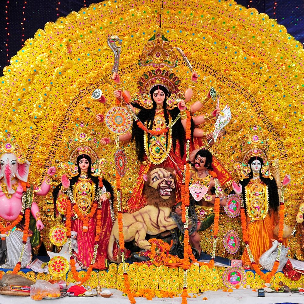 துர்கை அம்மன் பராசக்தியின் பிரதிபலிப்பாகக் கருதப்படுகிறார். உலகை இயக்கும் ஆற்றல் அவரால் வெளிப்படுகிறது. அவர் தீமைகளை அழித்து தர்மத்தை நிலைநிறுத்துகிறார். பக்தர்களுக்கு தைரியம் மற்றும் நம்பிக்கை அளிக்கிறார்.