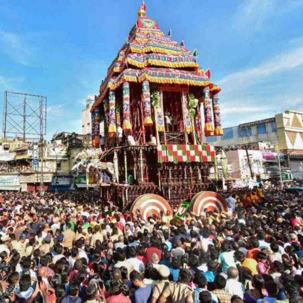 திருக்கல்யாணத்திற்கு அடுத்த நாள் அதிகாலையில் மீனாட்சி மற்றும் பிரியாவிடையுடன் கூடிய சுந்தரேஸ்வரர் ஆகிய இரு பெரும் தேர்களில் அமர்ந்து மாசி வீதிகளில் உலா வருவார்கள். பக்தர்கள் வடம்பிடித்து இழுக்க, 'ஹர ஹர மகாதேவா' என்ற முழக்கத்துடன் தேர்கள் அசைந்து வரும் காட்சி மெய்சிலிர்க்க வைக்கும்.