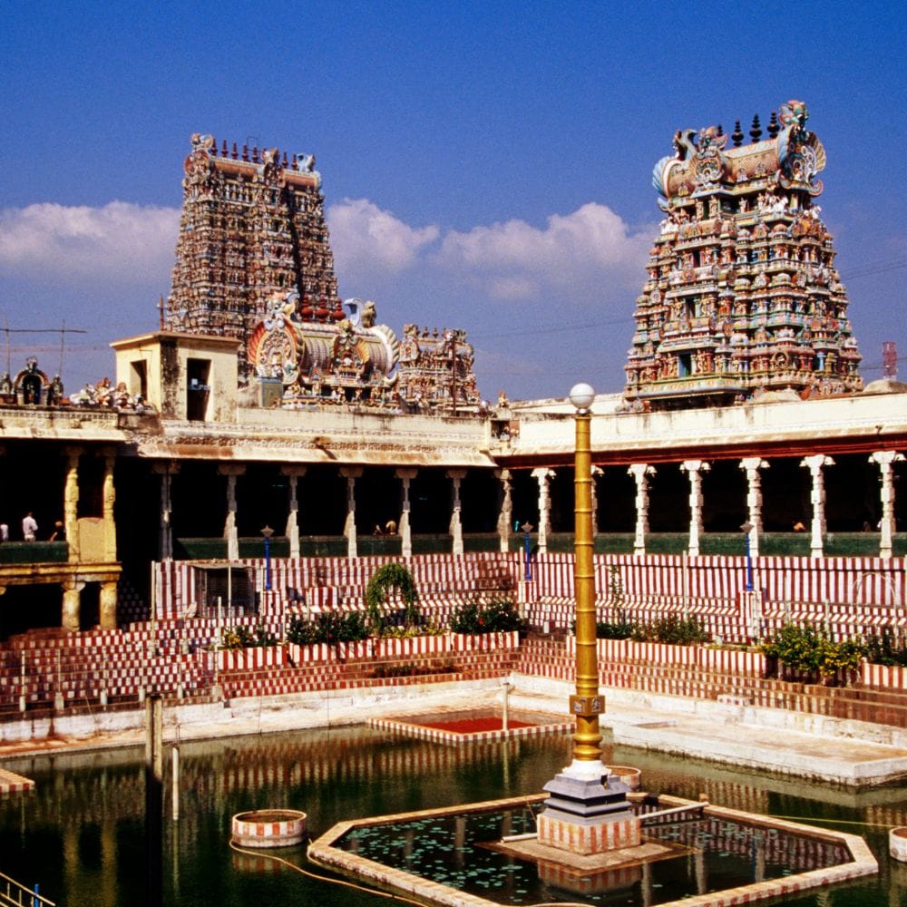 சித்திரைத் திருவிழாவின் உச்சகட்ட நிகழ்வாக, மதுரையின் காவல் தெய்வமான கள்ளழகர் தங்கக் குதிரை வாகனத்தில் வைகை ஆற்றில் இறங்குவார். தனது தங்கை மீனாட்சியின் திருமணத்திற்கு தாமதமாக வந்ததால் கோபம் கொண்டு ஆற்றில் இறங்குவதாகக் கருதப்படும் இந்த நிகழ்வு கோடிக்கணக்கான மக்களை ஈர்க்கும்.