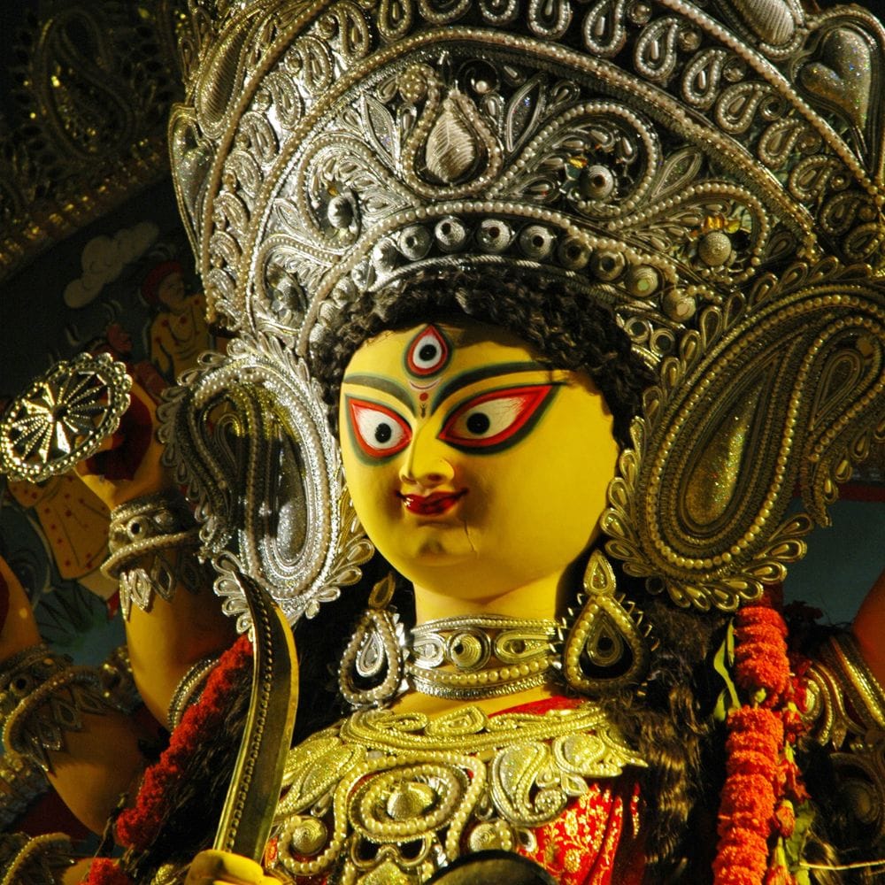 துர்கை அம்மன் பக்தர்களின் பயங்களை நீக்குகிறார்.
வாழ்க்கையில் வரும் தடைகளை அகற்ற உதவுகிறார்.
வெற்றி, செல்வம் மற்றும் நல்ல ஆரோக்கியம் அருளுகிறார்.
அவரை நம்பி வழிபட்டால் வாழ்க்கை முன்னேறும் என்று நம்பப்படுகிறது.