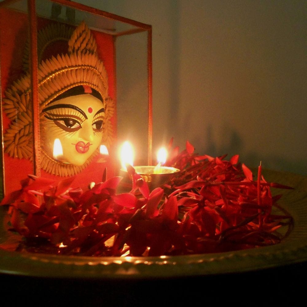 நவராத்திரி காலத்தில் துர்கை அம்மனை வழிபடுவது முக்கியம்.
ஒன்பது நாட்களும் வெவ்வேறு வடிவங்களில் பூஜை செய்கிறார்கள்.
இந்த நாட்களில் விரதம் இருந்து பக்தர்கள் வழிபடுவர்.
அம்மன் அருள் பெற சிறந்த காலமாக கருதப்படுகிறது.