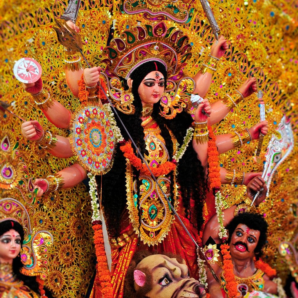 அம்மன் பல கைகளில் பல்வேறு ஆயுதங்களை தாங்குகிறார்.
ஒவ்வொரு ஆயுதமும் ஒரு தெய்வத்தின் அருளை குறிக்கிறது.
அவை தீய சக்திகளை அழிக்க பயன்படுகின்றன.
பக்தர்களை எல்லா திசையிலும் காக்கும் சக்தி எனப் பொருள்.