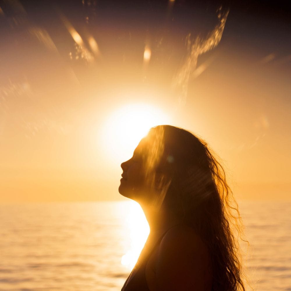 நீர்ச்சத்து நிறைந்த பழங்கள் சாப்பிட வேண்டும். வெயிலில் உடலுக்கு நீர்ச்சத்து மிகவும் அவசியம்.
தர்பூசணி, வெள்ளரிக்காய் போன்ற பழங்கள் நல்லது. இவை உடலை குளிர்ச்சியாக வைத்திருக்க உதவும்.
மேலும் உடலுக்கு தேவையான சத்துக்களையும் தரும். அதனால் தினசரி பழங்கள் சாப்பிடுவது நல்லது.