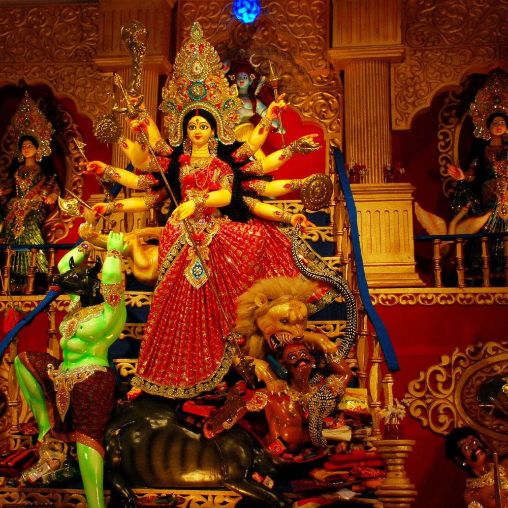 துர்கை அம்மன் சிங்கம் அல்லது புலி மீது அமர்ந்திருப்பார்.
இது வீரத்தையும் தைரியத்தையும் குறிக்கிறது.
அச்சமின்றி எதிரிகளை சமாளிக்கும் சக்தியை காட்டுகிறது.
பக்தர்களுக்கும் அந்த தைரியம் கிடைக்க உதவுகிறது.