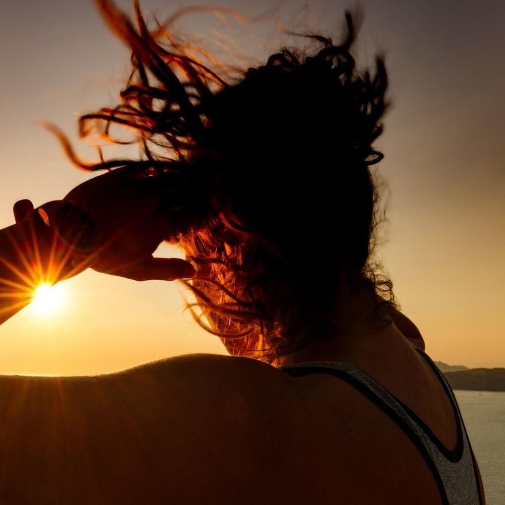 வீட்டில் காற்றோட்டம் இருக்க வேண்டும். வீட்டில் காற்றோட்டம் இருந்தால் சூடு குறையும். ஜன்னல்கள் திறந்து காற்று வருமாறு வைத்திருக்க வேண்டும். இதனால் வீட்டின் உள்ளே குளிர்ச்சியான சூழல் இருக்கும்.
பங்கா அல்லது குளிர்சாதன வசதிகளும் உதவும். இதனால் வெயிலின் தாக்கம் குறையும்.