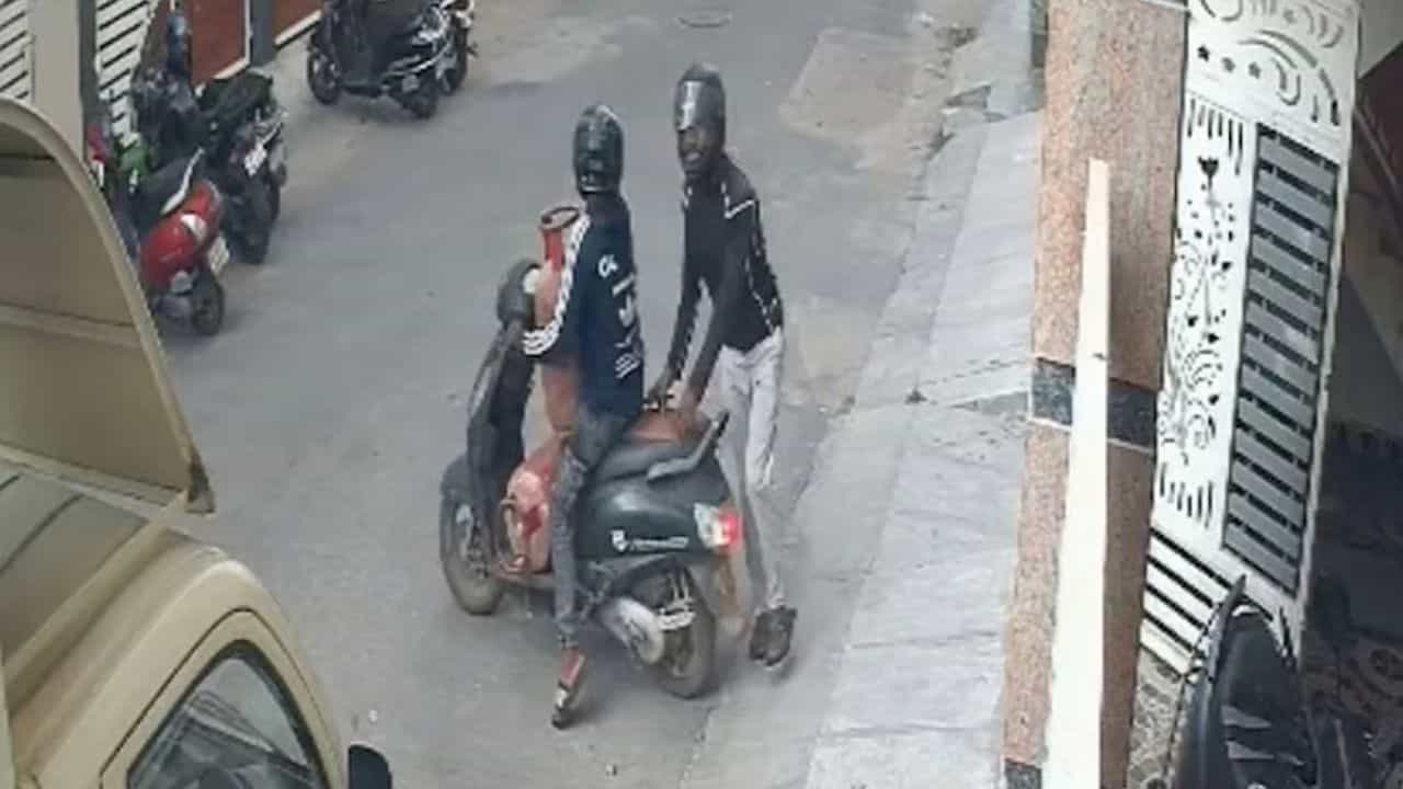 பெங்களூரில் வீடு புகுந்து கேஸ் சிலிண்டர் திருட்டு.. அதிர்ச்சி சம்பவம்!