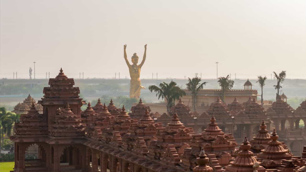 டெல்லி சுவாமிநாராயன் அக்‌ஷர்தாமில் 108 அடி நீலகண்ட வர்ணி சிலை பிரதிஷ்டை.. சிறப்புகள் என்ன?