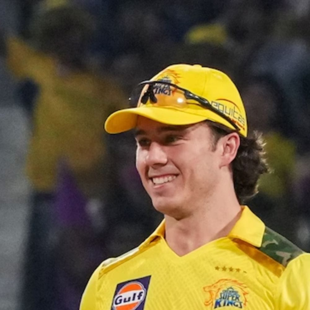 இந்தியன் பிரீமியர் லீக் 2026 தொடரின் தனது முதல் போட்டியில், சென்னை சூப்பர் கிங்ஸ் நாளை அதாவது 2026 மார்ச் 30ம் தேதி ராஜஸ்தான் ராயல்ஸ் அணியை எதிர்கொள்கிறது. இந்தப் போட்டிக்கு முன்னதாக, சிஎஸ்கே அணி மற்றொரு பெரிய பின்னடைவைச் சந்திப்பதாகத் தெரிகிறது. முதலில், அணியின் முன்னாள் கேப்டன் எம்.எஸ். தோனி சுமார் இரண்டு வாரங்களுக்கு விளையாட மாட்டார் என்ற செய்தி வெளியானது. தற்போது, ​​அணியின் இளம் நட்சத்திர பேட்ஸ்மேனான டிவால்ட் பிரெவிஸ் காயமடைந்துள்ளார் என்ற செய்தி வெளியாகியுள்ளது. 