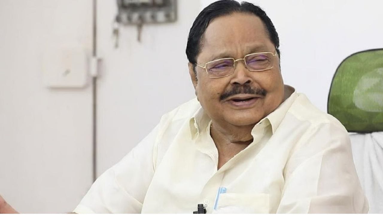 கட்சியில் படிப்படியாக வளர்ந்து  கடந்த 1971 ஆம் ஆண்டு ராணிப்பேட்டை தொகுதியில்  களமிறங்கிய துரைமுருகன்  தனது முதல் வெற்றியை பதிவு செய்து  எம்எல்ஏவாக  தேர்வானார்.  இதைத் தொடர்ந்து,  ராணிப்பேட்டை,  காட்பாடி  ஆகிய தொகுதிகளில்  போட்டியிட்டு அதிலும் வெற்றியை பதிவு செய்து  10 முறை எம்எல்ஏ பதவியை  தக்க வைத்துக் கொண்டார். 2016 ஆம் ஆண்டு  நடைபெற்ற சட்டமன்றத் தேர்தலில்  காட்பாடி தொகுதியில்  வெற்றி பெற்று சட்டமன்ற எதிர்க்கட்சி துணைத் தலைவரானார்.  கடந்த 2006 சட்டமன்ற தேர்தலில் வெற்றியை தனதாக்கி கொண்ட துரைமுருகனுக்கு பொதுப் பணித்துறை அமைச்சர் பதவி வழங்கப்பட்டது.