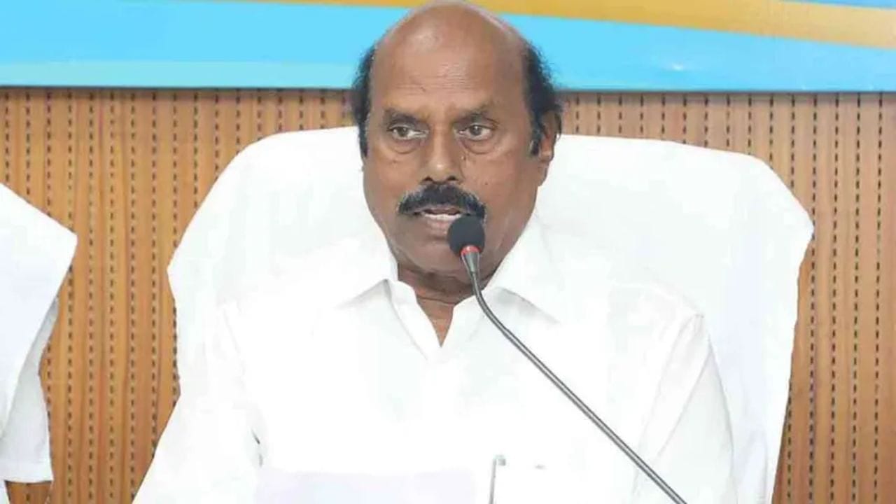 இதை தொடர்ந்து,  எம்.ஜி.ஆரின் மறைவுக்குப் பிறகு  பாக்யராஜின் எம். ஜி. ஆர். மக்கள் முன்னேற்ற கழகம் என்ற கட்சியில் இணைந்து அதன் கொள்கை பரப்புச் செயலாளராக  மாறினார். இதன் பின்னர்,  1995- ஆம் ஆண்டு  திமுகவில் இணைந்த  எ. வ. வேலு தற்போது வரை அந்த கட்சியில்  செயலாற்றி வருகிறார்.  அந்த கட்சியிலும்  கடந்த 2001 மற்றும் 2006- ஆம் ஆண்டு நடைபெற்ற சட்டமன்ற தேர்தல்களில்  தண்டராம்பட்டு தொகுதியில்  களமிறங்கிய  எ. வ. வேலு  வெற்றியை  நிலைநாட்டினார். தொடர்ந்து,  2011,  2016  மற்றும் 2021 சட்டமன்ற தேர்தல்களில்  அதே தொகுதியில்  போட்டியிட்டு தனது வெற்றி கொடியை  தொடர்ந்து  பறக்க விட்டு வருகிறார்.