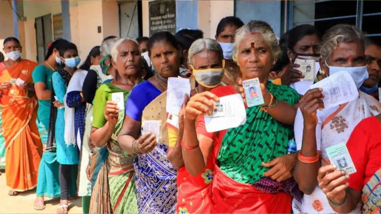 Tamil Nadu Polls 2026: வாக்களிக்கும்போது காட்டப்படும் வாக்காளர் அடையாள அட்டையில் எழுத்துப் பிழைகள் இருந்தாலும் பொருட்படுத்த வேண்டாம் என்று தேர்தல் ஆணையம் கூறியுள்ளது. இதுதொடர்பாக தேர்தல் ஆணையம் வெளியிட்டுள்ள அறிக்கையில், வாக்காளர்கள் தங்களின் உரிமையை மிகவும் பயனுள்ள முறையில் பயன்படுத்த வேண்டும். அதில் ஆள்மாறாட்டம் செய்யப்படுவதைத் தடுப்பதற்காக, வாக்குப்பதிவின்போது வாக்காளர்கள் தங்களுடைய அடையாளத்தை மெய்ப்பிக்க வேண்டும்.