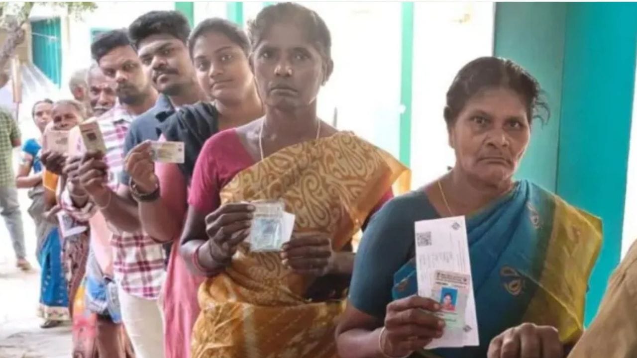 போட்டியிட கூறவில்லை: என்னை இதுவரை தேர்தலில் போட்டியிட கூறவில்லை. இப்போது நான் களப்பணிகளை செய்து வருகிறேன். கட்சி சொல்வதை செய்வோம். கோவை, திருப்பூரில் போட்டியிட முயற்சிக்கவில்லை. 234 தொகுதிகளிலும் அதிமுக கூட்டணி வெற்றி பெற வேண்டும். இவ்வாறு அவர் கூறினார்.