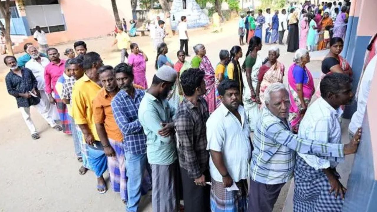 அடையாள அட்டை வழங்கப்பட்டுள்ள அனைத்து வாக்காளர்களும் வாக்களிக்க வரும்போது வாக்குச்சாவடியில் தங்கள் அடையாளத்தை மெய்ப்படுத்துவதற்காக வாக்காளர் புகைப்பட அடையாள அட்டையை அளிக்க வேண்டும் என உத்தரவிடப்பட்டுள்ளது. ஆனாலும் அடையாள அட்டையை அளிக்க இயலாத வாக்காளர்கள், அவர்களின் அடையாளத்தைக் காட்டுவதற்காக ஆதார் உள்ளிட்ட 12 அடையாள அட்டைகளை தேர்தல் ஆணையம் அறிவித்துள்ளது.