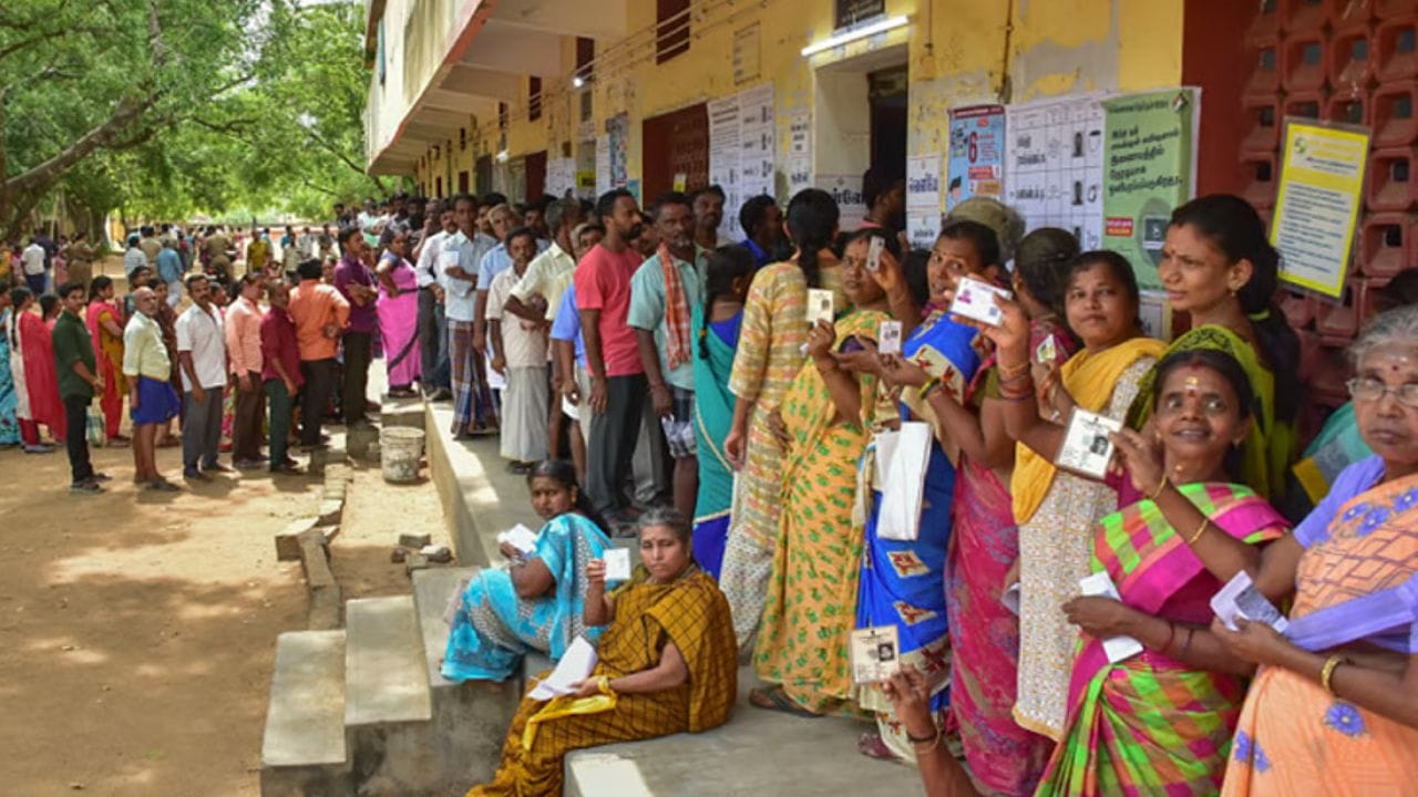 வாக்காளர் புகைப்பட அடையாள அட்டையினால் வாக்காளரின் அடையாளம் மெய்ப்பிக்கப்படும்போது, அதிலுள்ள அச்சுப்பிழைகள் அல்லது எழுத்துப் பிழைகள் போன்றவற்றை பொருட்படுத்தத் தேவையில்லை. மற்றொரு சட்டமன்றத் தொகுதியின் வாக்காளர் பதிவு அதிகாரியால் வழங்கப்பட்டுள்ள வாக்காளர் புகைப்பட அடையாள அட்டையை வாக்களிப்பதற்காக வாக்குச்சாவடியில் கொடுக்கலாம்.