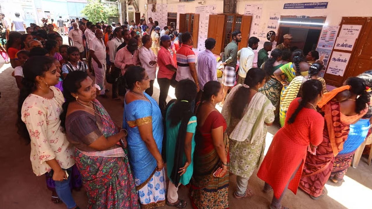 ஆனால் அந்த வாக்காளர் வாக்களிப்பதற்காக அந்தச் சட்டமன்றத் தொகுதிக்கான வாக்காளர் பட்டியலில் அவரது பெயர் இடம் பெற்றிருக்க வேண்டும். அப்போது அவரது வாக்காளர் அடையாள அட்டை ஏற்கப்பட்டு வாக்களிக்க அனுமதி அளிக்கப்படும். புகைப்படம் பொருந்தாததால் வாக்காளரின் அடையாளத்தை மெய்ப்பிக்க இயலாமல் போனால், 12 மாற்று புகைப்பட ஆவணங்களில் ஏதாவது ஒன்றை அளிக்க வேண்டும்.