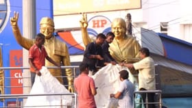 தேர்தல் தேதி அறிவிப்பு – தலைவர்கள் சிலையை மூடும் தேர்தல் அதிகாரிகள்