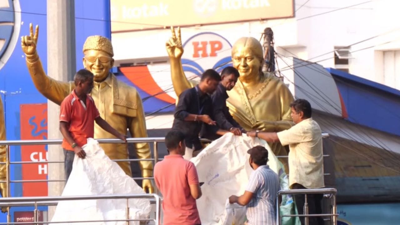 கோயம்புத்தூரில் தலைவர்கள் சிலையை மூடும் தேர்தல் அதிகாரிகள்