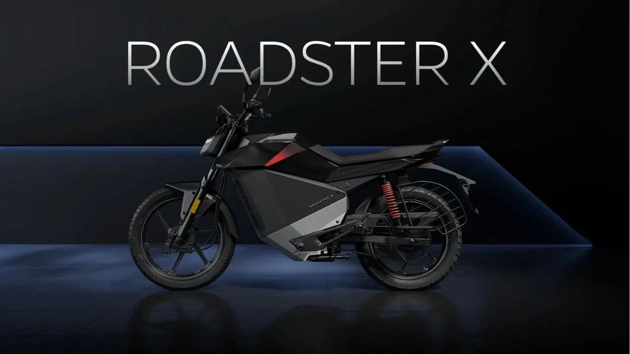 Ola Roadster X+ மின்சார பைக், 4.5 kWh மற்றும் 9.1 kWh என இரண்டு பேட்டரி பேக் ஆப்சன்களுடன் வருகிறது. இது 11 kW திறன் கொண்ட என்ஜினைக் கொண்டுள்ளது; இதன் மூலம் வெறும் 2.7 வினாடிகளில் 0விலிருந்து மணிக்கு 40 கி.மீ வேகத்தை எட்டிவிட முடியும். இதன் அதிகபட்ச வேகம் மணிக்கு 125 கி.மீ ஆகும். இதில் உள்ள பெரிய பேட்டரி பேக்கின் உதவியுடன், இது ஒருமுறை சார்ஜ் செய்தால் 501 கிலோமீட்டர் வரையிலான பயணத் தூரத்தை வழங்குகிறது. இதன் எக்ஸ் ஷோரூம் விலை ரூ1,09,999 என்று கூறப்படுகிறது.