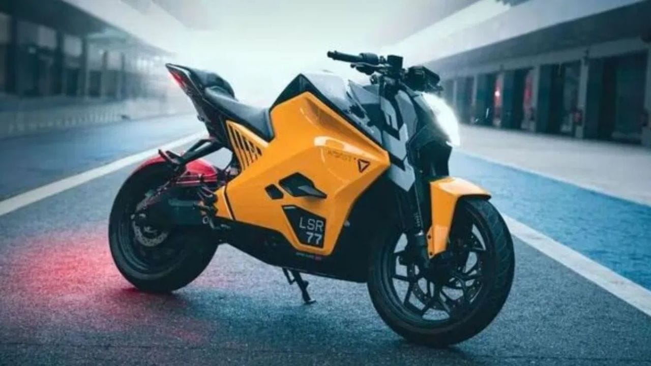 பெங்களூரைத் தளமாகக் கொண்ட Ultraviolette நிறுவனத்தின் F77 Mach 2 பைக், Standard மற்றும் Recon என 2 வகைகளில் கிடைக்கிறது. இது 27 kW திறன் கொண்ட என்ஜினைக் கொண்டுள்ளது Recon வகையில் 30 kW மோட்டார் உள்ளது. இவற்றின் பேட்டரித் திறன்கள் முறையே சுமார் 7.1 kWh மற்றும் 10.3 kWh ஆகும். Standard வகை பைக் 211 கி.மீ பயணத் தூரத்தை வழங்குகிறது.  அதே சமயம் Recon வகை பைக் 323 கி.மீ வரையிலான பயணத் தூரத்தை வழங்குகிறது. இதன் எக்ஸ் ஷோரூம் விலை ரூ.2,99,000 ஆகும்.