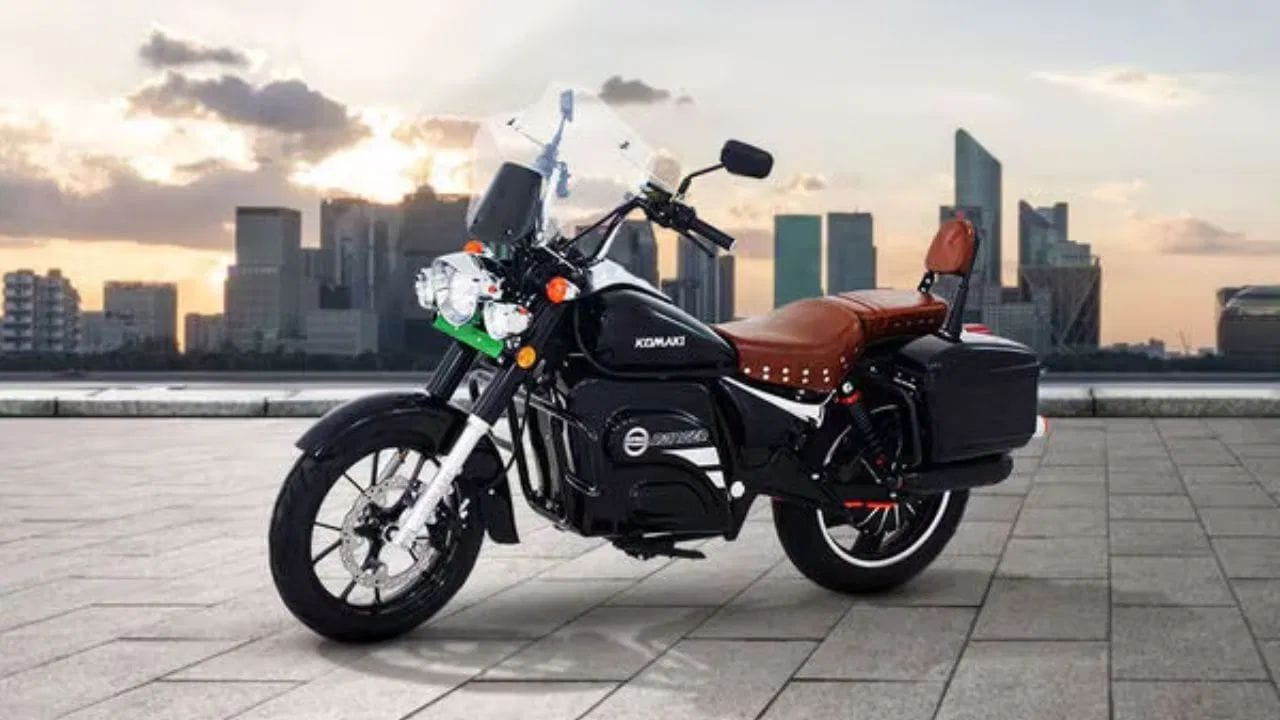 Komaki Ranger எலக்ட்ரிக் க்ரூஸர் பைக்குகளின் எக்ஸ் ஷோரூம் விலை 1.40 லட்சமாகும். இதில் 3.6 kWh திறன் கொண்ட பேட்டரி பொருத்தப்பட்டுள்ளது. இது ஒரே முறை முழுமையாக சார்ஜ் செய்தால் 250 கி.மீ வரையிலான பயணத் தூரத்தை வழங்குகிறது. இதன் அதிகபட்ச வேகம் மணிக்கு 88 கி.மீ ஆகும். 0% முதல் 90% வரை சார்ஜ் ஆக இதற்குச் சுமார் 4 மணிநேரம் தேவைப்படுகிறது. இந்த பைக்கில் எல்இடி பல்புகள், இரண்டு ஸ்டோரேஜ் பேக்குகள், க்ரூஸ் கண்ட்ரோல் வசதி, டெலஸ்கோபிக் ஷாக் அப்சார்பர்கள் மற்றும் ஆன்போர்டு நேவிகேஷன் போன்ற சிறப்பம்சங்கள் இடம்பெற்றுள்ளன.