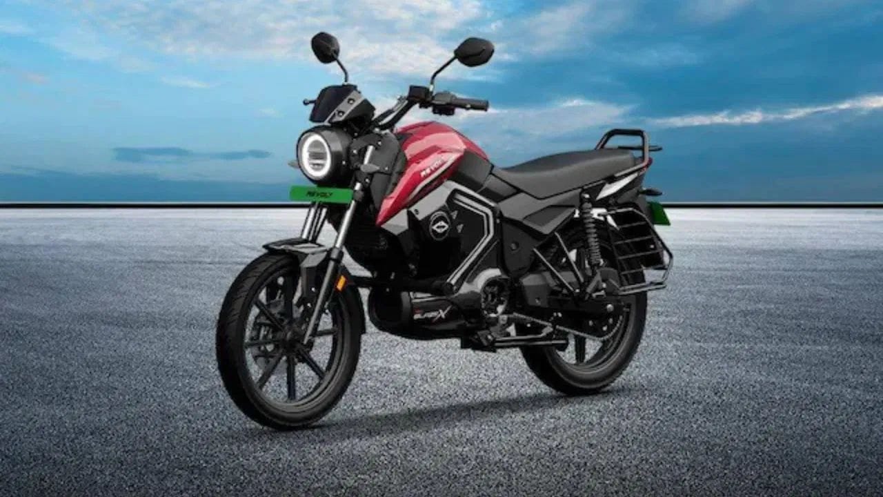 Revolt RV BlazeX ஸ்மார்ட் எலக்ட்ரிக் பைக் ஒரு முறை சார்ஜ் செய்தால் 150 கி.மீ வரையிலான பயணத் தொலைவை வழங்குகிறது. இது 4 kW மோட்டாரைக் கொண்டுள்ளதுடன், மணிக்கு 85 கி.மீ என்ற வேகத்தை எட்டும் திறனையும் பெற்றுள்ளது. இதில் கழற்றி மாற்றக்கூடிய 3.24 kWh பேட்டரி இடம்பெற்றுள்ளது; அதிவேக சார்ஜிங் வசதியைப் பயன்படுத்தி, 80 நிமிடங்களில் இதன் பேட்டரியை 80 சதவிகிதம் வரை சார்ஜ் செய்துகொள்ள முடியும். இதன் எக்ஸ்-ஷோரூம் விலை ரூ.1,14,990 ஆகும்; மேலும், இது 3 ஆண்டுகள் அல்லது 45,000 கி.மீ வரையிலான உத்தரவாதத்துடன் வழங்கப்படுகிறது.