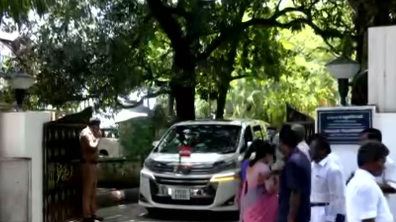 அதிமுக வேட்பாளர் பட்டியல்.. இபிஎஸ் வீட்டின் முன்பு குவிந்த ஆதரவாளர்கள்! அதிமுக வேட்பாளர் பட்டியல்.. இபிஎஸ் வீட்டின் முன்பு குவிந்த ஆதரவாளர்கள்!