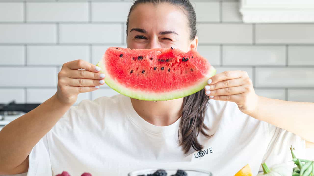 Health Tips: நன்றாக சாப்பிட்ட பிறகு பழங்களை சாப்பிடலாமா? சுகாதார நிபுணர்கள் கூறுவது என்ன?