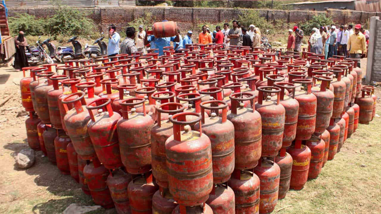 தமிழகத்தில் முதல்முறையாக.. கேஸ் சிலிண்டர் பதுக்கியவர்கள் மீது பாய்ந்தது குண்டர் சட்டம்..